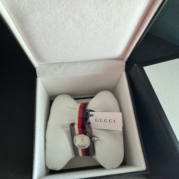 Never worn Gucci watch in pristine condition - Picture 10 of 10